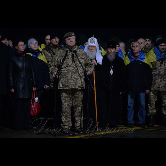Зустріч звільнених з ворожого полону українських військових в аеропорту Харкова за участю Президента Петра Порошенко. Філарет, Онуфрій