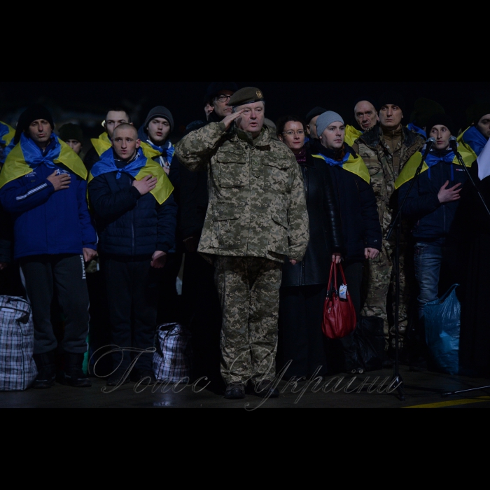 Зустріч звільнених з ворожого полону українських військових в аеропорту Харкова за участю Президента Петра Порошенко .