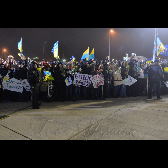 Зустріч звільнених з ворожого полону українських військових в аеропорту Бориспіль за участю членів родин та Президента Петра Порошенка 