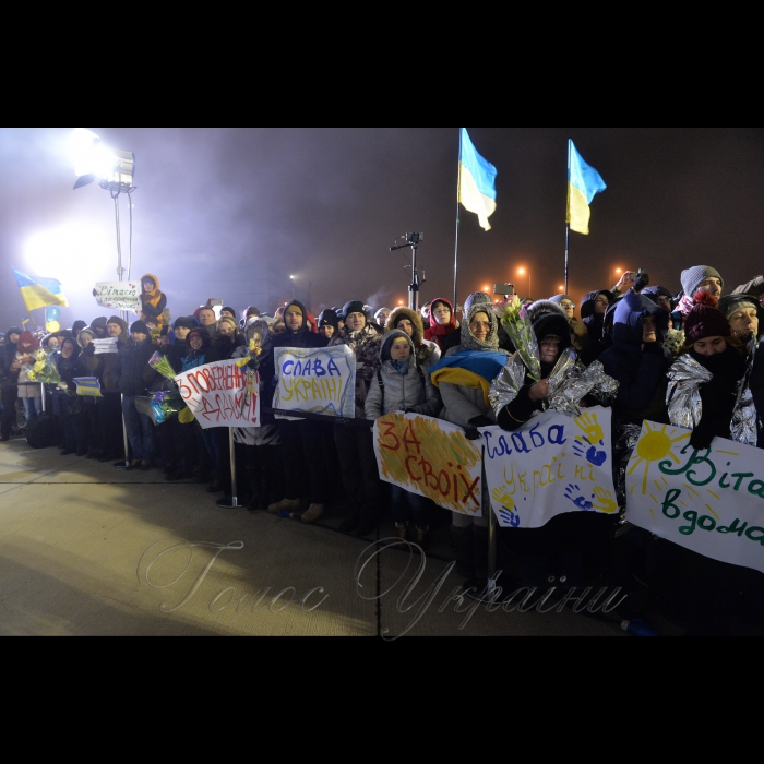 Зустріч звільнених з ворожого полону українських військових в аеропорту Бориспіль за участю членів родин та Президента Петра Порошенка 