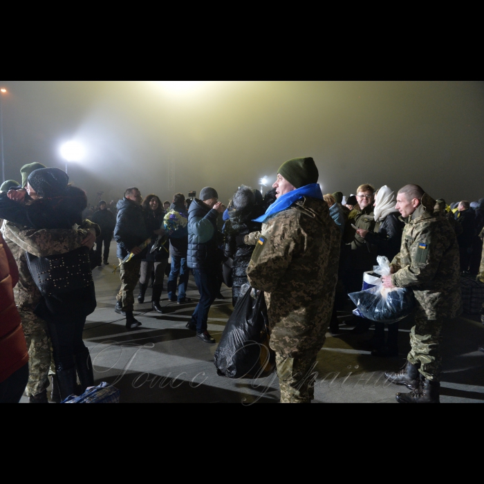 Зустріч звільнених з ворожого полону українських військових в аеропорту Бориспіль за участю членів родин та Президента Петра Порошенка 