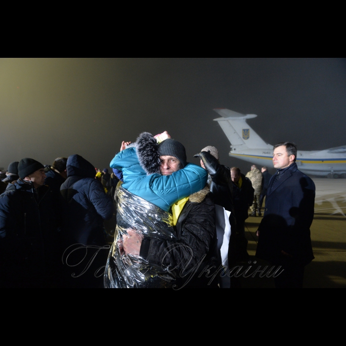 Зустріч звільнених з ворожого полону українських військових в аеропорту Бориспіль за участю членів родин та Президента Петра Порошенка 