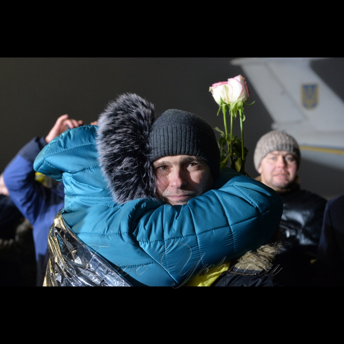 Зустріч звільнених з ворожого полону українських військових в аеропорту Бориспіль за участю членів родин та Президента Петра Порошенка 