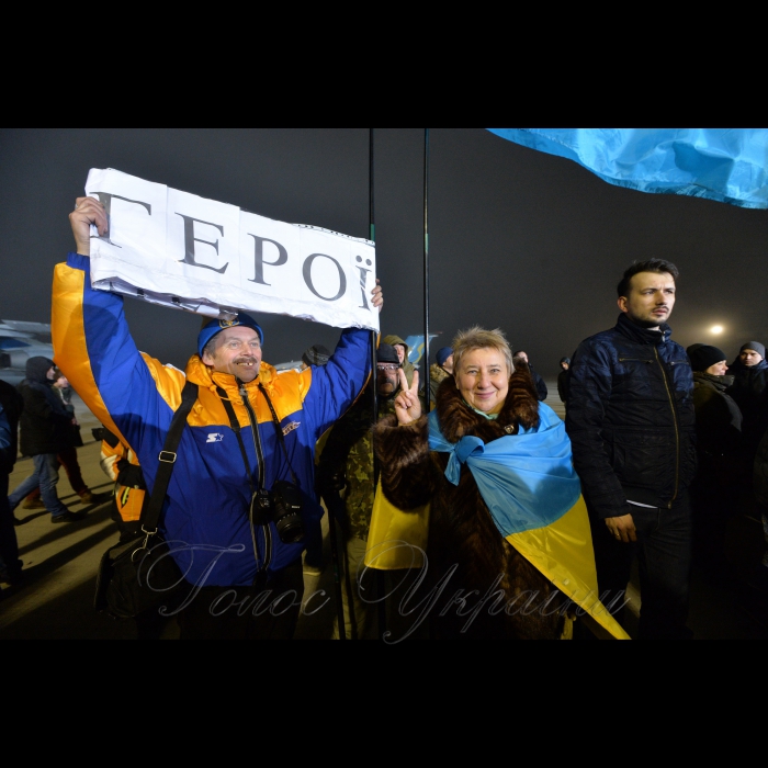 Зустріч звільнених з ворожого полону українських військових в аеропорту Бориспіль за участю членів родин та Президента Петра Порошенка 