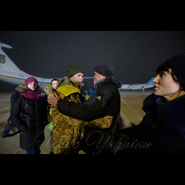 Зустріч звільнених з ворожого полону українських військових в аеропорту Бориспіль за участю членів родин та Президента Петра Порошенка 