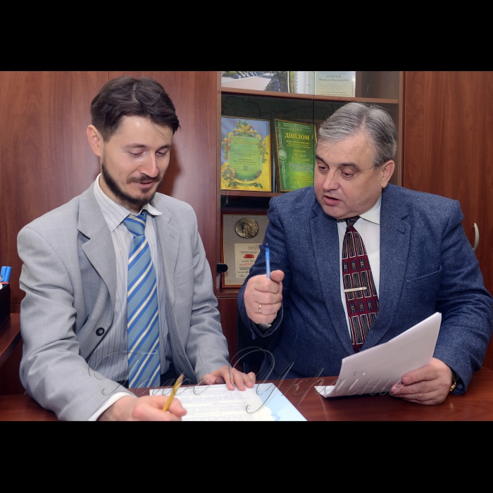 Керівник секретаріату Комітету з питань екологічної політики, природокористування та ліквідації наслідків Чорнобильської катастрофи Михайло Борисюк (праворуч) та головний консультант комітету Василь Світличний під час підготовки звіту про роботу Комітету за період сьомої сесії Верховної Ради України восьмого скликання.
