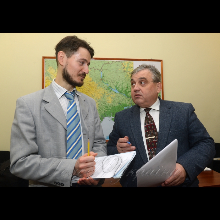 Керівник секретаріату Комітету з питань екологічної політики, природокористування та ліквідації наслідків Чорнобильської катастрофи Михайло Борисюк (праворуч) та головний консультант комітету Василь Світличний під час підготовки звіту про роботу Комітету за період сьомої сесії Верховної Ради України восьмого скликання.