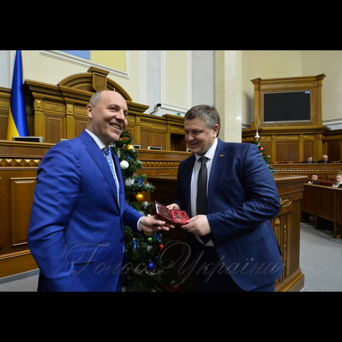 Нагородження працівників апарату Верховної ради України Головою ВР України Андрієм Парубієм. Голова ВР України Андрій Парубій вручає орден за заслуги III ступеня Заступнику Керівника Апарату ВР Олександру Мартиненко