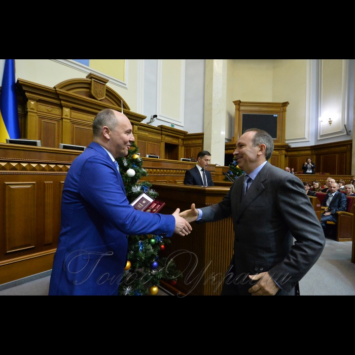 Нагородження працівників апарату Верховної ради України Головою ВР України Андрієм Парубієм. Голова ВР України Андрій Парубій вручає орден за заслуги III ступеня керівнику секретаріату комітету з питань запобігання і протидії корупції Юрію Сорочику
