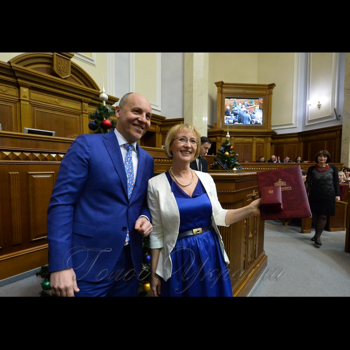 Нагородження працівників апарату Верховної ради України Головою ВР України Андрієм Парубієм. Голова ВР України Андрій Парубій вручає Почесну грамоту ВР України керівнику прес-служби ВР України Ірині Кармелюк