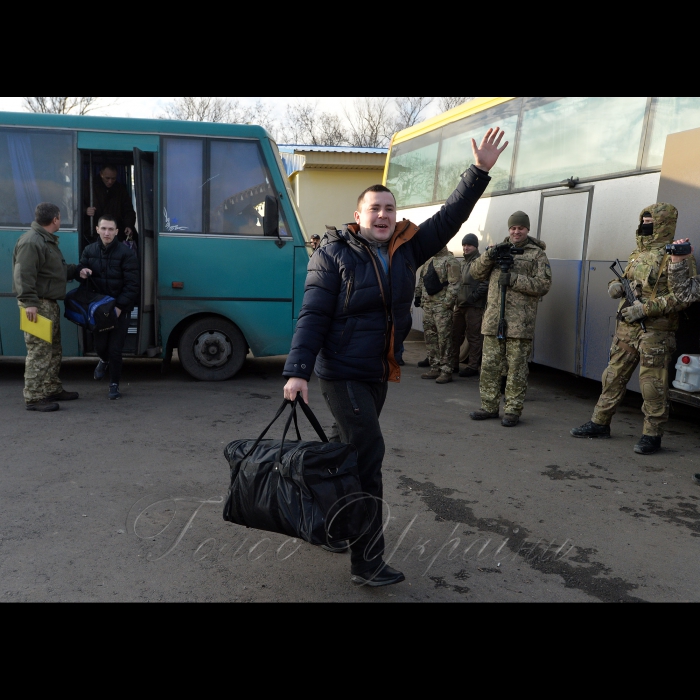 28 грудня 2017 73 українських військових та цивільних, яких у середу звільнили під час обміну на Донбасі, прибули до аеропорту 
