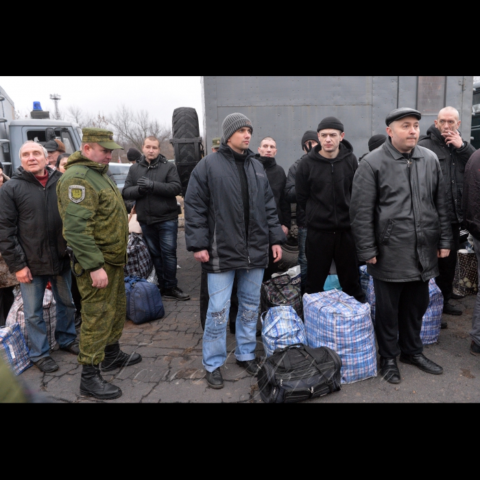 28 грудня 2017 73 українських військових та цивільних, яких у середу звільнили під час обміну на Донбасі, прибули до аеропорту 