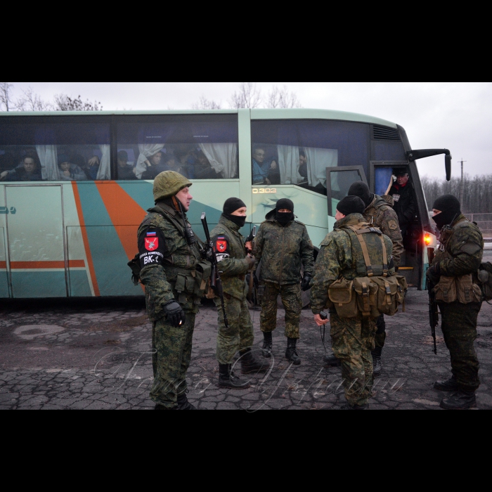 28 грудня 2017 73 українських військових та цивільних, яких у середу звільнили під час обміну на Донбасі, прибули до аеропорту 