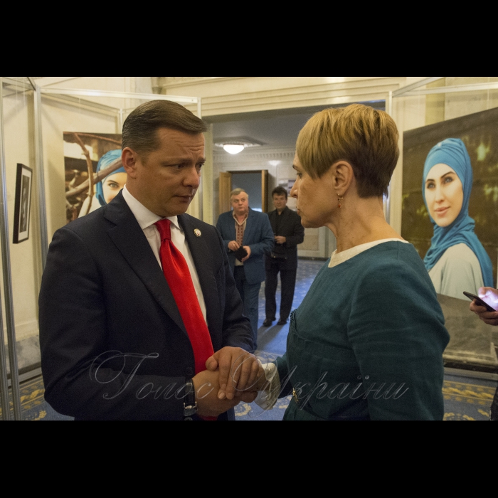 16 січня 2018 у кулуарах  Верховної Ради відкрилася фотовиставка пам'яті борця за свободу і незалежність України, лейтенанта Збройних Сил, Народного героя України Аміни Окуєвої. Народний депутат України лідер Радикальної партії Олег Ляшко розмовляє з мамою Аміни Іриною Камінською.