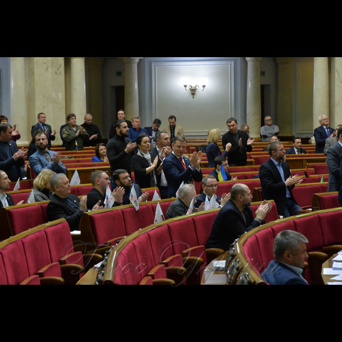 19 січня 2018 завершилася cьома cесія Верховної Ради України восьмого скликання.
Голова Верховної Ради України Андрій Парубій підбив підсумки сьомої сесії. Голова Верховної Ради України оголосив сьому сесію Верховної Ради України восьмого скликання закритою. 
У сесійній залі прозвучав Державний Гімн України.