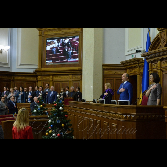 19 січня 2018 завершилася cьома cесія Верховної Ради України восьмого скликання.
Голова Верховної Ради України Андрій Парубій підбив підсумки сьомої сесії. Голова Верховної Ради України оголосив сьому сесію Верховної Ради України восьмого скликання закритою. 
У сесійній залі прозвучав Державний Гімн України.