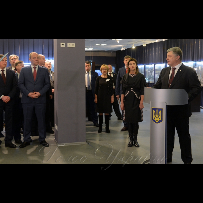 22 січня 2018 Голова Верховної Ради України Андрій Парубій, Президент Петро Порошенко разом з дружиною Мариною Порошенко взяли участь у відкритті виставки «Українське коло», присвяченої Дню Соборності України та 100-річчю проголошення незалежності Української Народної Республіки, яка відкрилася в Музеї історії міста Києва. 