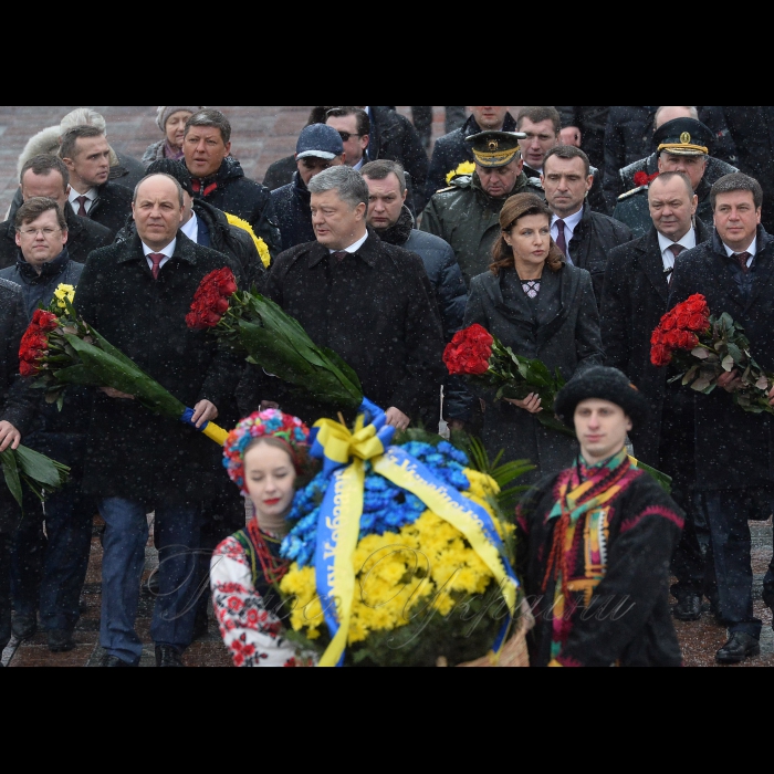 22 січня 2018 Голова Верховної Ради України Андрій Парубій, Президент Петро Порошенко разом з дружиною Мариною Порошенко взяв участь у церемонії покладання квітів до пам’ятників Тарасу Шевченку і Михайлу Грушевському з нагоди Дня Соборності України та 100-річчя проголошення незалежності Української Народної Республіки.