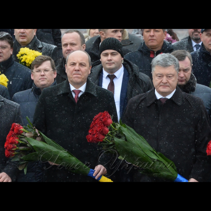 22 січня 2018 Голова Верховної Ради України Андрій Парубій, Президент Петро Порошенко разом з дружиною Мариною Порошенко взяв участь у церемонії покладання квітів до пам’ятників Тарасу Шевченку і Михайлу Грушевському з нагоди Дня Соборності України та 100-річчя проголошення незалежності Української Народної Республіки.