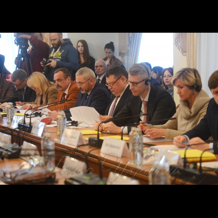 24 січня 2018 комітет Верховної Ради України з питань запобігання і протидії корупції провів Круглий стіл на тему: «Обговорення внесених Президентом України проектів законів «Про Вищий антикорупційний суд» і про внесення змін до Закону України «Про судоустрій та статус суддів» у зв’язку з прийняттям Закону України «Про Вищий антикорупційний суд» та інших альтернативних законопроектів, внесених народними депутатами України».