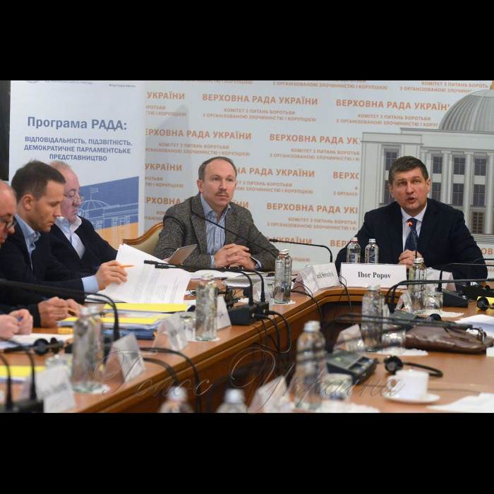 24 січня 2018 комітет Верховної Ради України з питань запобігання і протидії корупції провів Круглий стіл на тему: «Обговорення внесених Президентом України проектів законів «Про Вищий антикорупційний суд» і про внесення змін до Закону України «Про судоустрій та статус суддів» у зв’язку з прийняттям Закону України «Про Вищий антикорупційний суд» та інших альтернативних законопроектів, внесених народними депутатами України».
Заступник голови Комітету Верховної Ради України з питань запобігання і протидії корупції Ігор Попов (праворуч) та керівник секретаріату Юрій Сорочик.