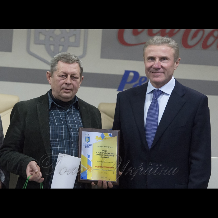 26 січня 2018 Національний олімпійський комітет (НОК) України. XI Всеукраїнський конкурс спортивної фотографії 2017 рік.
Президент НОК України Сергій Бубка вручає нагороду фотокореспонденту газети «Голос України» Андрію Нестеренку.