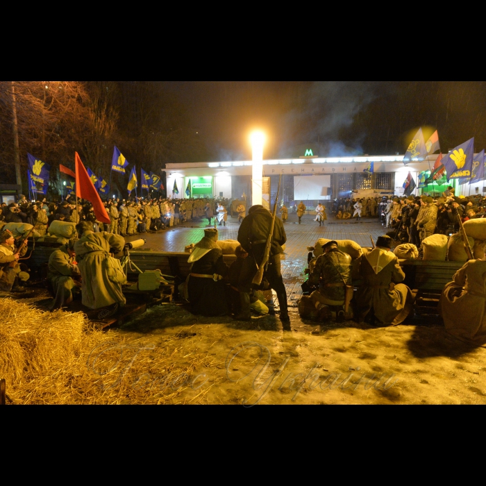 29 січня 1918 року поки йшов бій під Крутами, у Києві більшовики організували збройний  заколот. Він охопив Шулявку, Залізничний вокзал, Деміївку, Поділ. Центром був завод Арсенал, де зберігалась зброя. 7-тисячний Київський гарнізон оголосив нейтралітет, піддався російській більшовицькій агітації. Тоді ми перемогли… Пройшло 100 років… На сході бої, так само гібридна російська більшовицька агітація в тилах працює.
29 січня 2018 року у Києві відбулась реконструкція бою військ УНР проти більшовиків на заводі Арсенал. Потім - традиційний cмолоскипний марш від Арсенальної площі до Аскольдової могили присвячений героям Крут. Не забуваймо історію.
