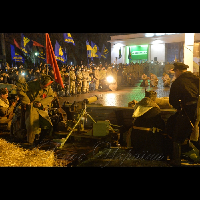29 січня 1918 року поки йшов бій під Крутами, у Києві більшовики організували збройний  заколот. Він охопив Шулявку, Залізничний вокзал, Деміївку, Поділ. Центром був завод Арсенал, де зберігалась зброя. 7-тисячний Київський гарнізон оголосив нейтралітет, піддався російській більшовицькій агітації. Тоді ми перемогли… Пройшло 100 років… На сході бої, так само гібридна російська більшовицька агітація в тилах працює.
29 січня 2018 року у Києві відбулась реконструкція бою військ УНР проти більшовиків на заводі Арсенал. Потім - традиційний cмолоскипний марш від Арсенальної площі до Аскольдової могили присвячений героям Крут. Не забуваймо історію.