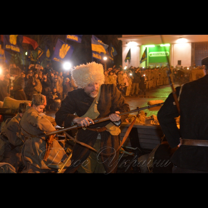 29 січня 1918 року поки йшов бій під Крутами, у Києві більшовики організували збройний  заколот. Він охопив Шулявку, Залізничний вокзал, Деміївку, Поділ. Центром був завод Арсенал, де зберігалась зброя. 7-тисячний Київський гарнізон оголосив нейтралітет, піддався російській більшовицькій агітації. Тоді ми перемогли… Пройшло 100 років… На сході бої, так само гібридна російська більшовицька агітація в тилах працює.
29 січня 2018 року у Києві відбулась реконструкція бою військ УНР проти більшовиків на заводі Арсенал. Потім - традиційний cмолоскипний марш від Арсенальної площі до Аскольдової могили присвячений героям Крут. Не забуваймо історію.
