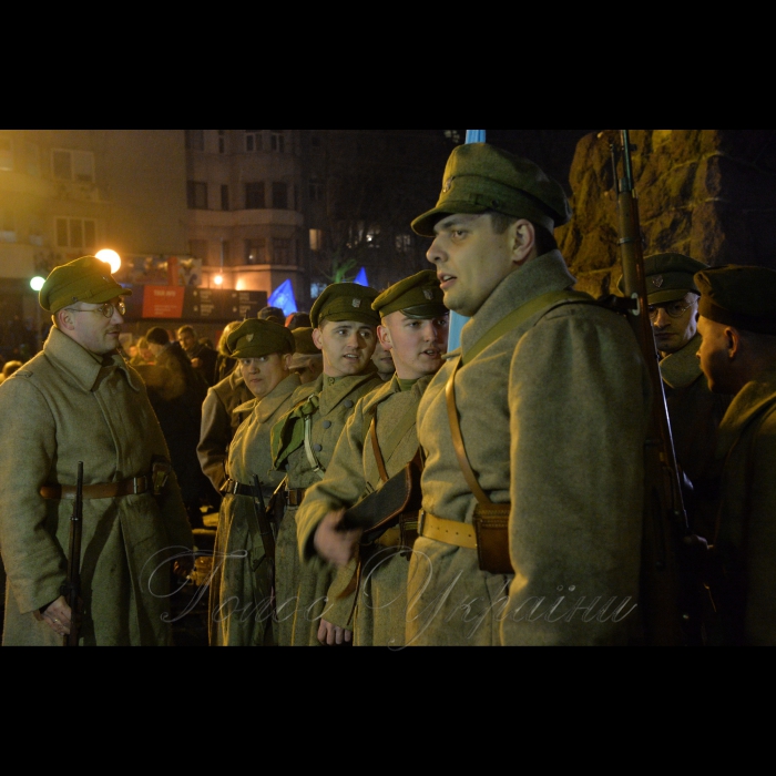 29 січня 1918 року поки йшов бій під Крутами, у Києві більшовики організували збройний  заколот. Він охопив Шулявку, Залізничний вокзал, Деміївку, Поділ. Центром був завод Арсенал, де зберігалась зброя. 7-тисячний Київський гарнізон оголосив нейтралітет, піддався російській більшовицькій агітації. Тоді ми перемогли… Пройшло 100 років… На сході бої, так само гібридна російська більшовицька агітація в тилах працює.
29 січня 2018 року у Києві відбулась реконструкція бою військ УНР проти більшовиків на заводі Арсенал. Потім - традиційний cмолоскипний марш від Арсенальної площі до Аскольдової могили присвячений героям Крут. Не забуваймо історію.