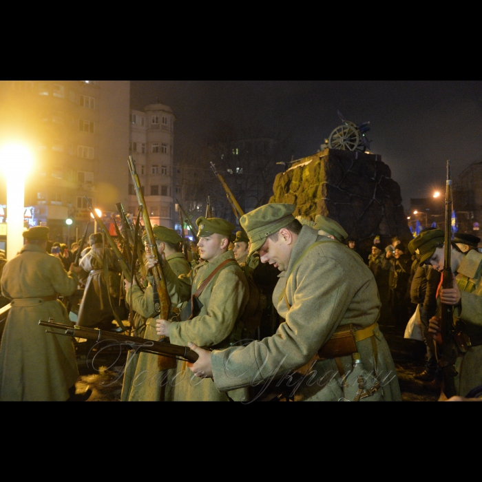 29 січня 1918 року поки йшов бій під Крутами, у Києві більшовики організували збройний  заколот. Він охопив Шулявку, Залізничний вокзал, Деміївку, Поділ. Центром був завод Арсенал, де зберігалась зброя. 7-тисячний Київський гарнізон оголосив нейтралітет, піддався російській більшовицькій агітації. Тоді ми перемогли… Пройшло 100 років… На сході бої, так само гібридна російська більшовицька агітація в тилах працює.
29 січня 2018 року у Києві відбулась реконструкція бою військ УНР проти більшовиків на заводі Арсенал. Потім - традиційний cмолоскипний марш від Арсенальної площі до Аскольдової могили присвячений героям Крут. Не забуваймо історію.