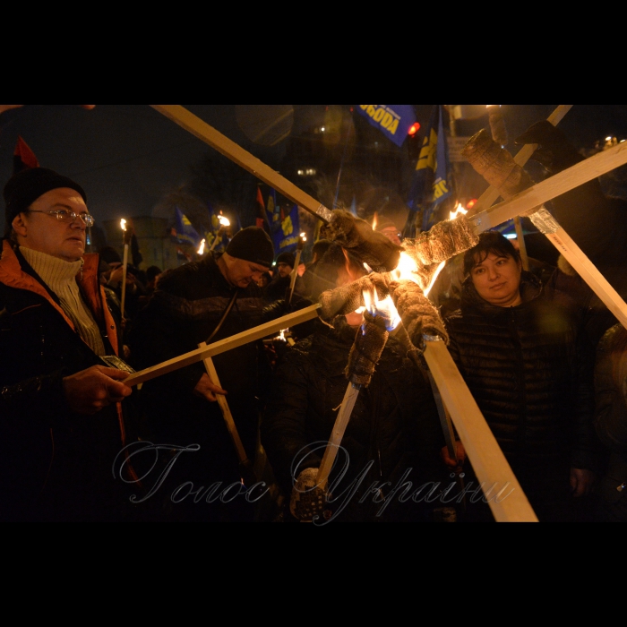 29 січня 1918 року поки йшов бій під Крутами, у Києві більшовики організували збройний  заколот. Він охопив Шулявку, Залізничний вокзал, Деміївку, Поділ. Центром був завод Арсенал, де зберігалась зброя. 7-тисячний Київський гарнізон оголосив нейтралітет, піддався російській більшовицькій агітації. Тоді ми перемогли… Пройшло 100 років… На сході бої, так само гібридна російська більшовицька агітація в тилах працює.
29 січня 2018 року у Києві відбулась реконструкція бою військ УНР проти більшовиків на заводі Арсенал. Потім - традиційний cмолоскипний марш від Арсенальної площі до Аскольдової могили присвячений героям Крут. Не забуваймо історію.
