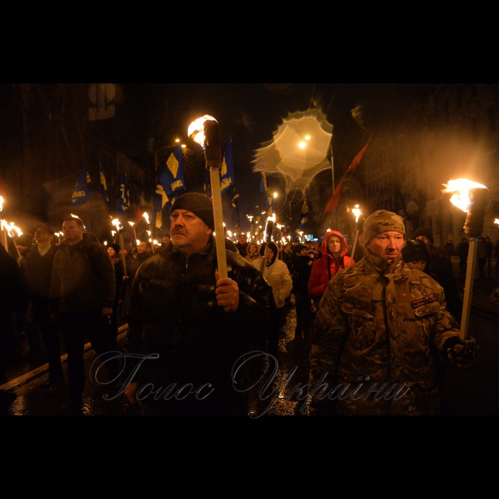 29 січня 1918 року поки йшов бій під Крутами, у Києві більшовики організували збройний  заколот. Він охопив Шулявку, Залізничний вокзал, Деміївку, Поділ. Центром був завод Арсенал, де зберігалась зброя. 7-тисячний Київський гарнізон оголосив нейтралітет, піддався російській більшовицькій агітації. Тоді ми перемогли… Пройшло 100 років… На сході бої, так само гібридна російська більшовицька агітація в тилах працює.
29 січня 2018 року у Києві відбулась реконструкція бою військ УНР проти більшовиків на заводі Арсенал. Потім - традиційний cмолоскипний марш від Арсенальної площі до Аскольдової могили присвячений героям Крут. Не забуваймо історію.