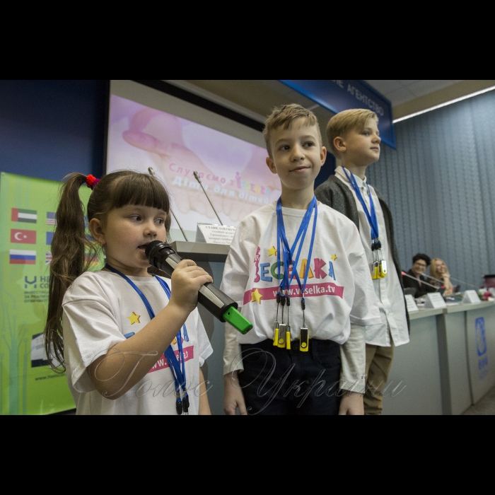 30 січня 2018 в Укрінформі (вул. Б.Хмельницького, 8/16, Київ) відбулася прес-конференція Всеукраїнського соціального проекту «Слухаємо з ВЕСЕЛКА TV: діти для дітей».
Метою цього проекту є видання якісних дитячих українських аудіокниг, начитаних дітьми зі статусом ВПО для дітей із особливими потребами (з порушенням зору, з діагнозами дислексії, з труднощами в навчанні, зокрема з неспроможністю сприймати інформацію зорово). Ці аудіокниги є сучасними, актуальними та зрозумілими для дитячої аудиторії. Переселенці з Луганська які брали участь у запису Всеукраїнського соціального проекту «Слухаємо з ВЕСЕЛКА TV: діти для дітей». Соня Харламова, Іван Яковлев та Іван Тамашев.
