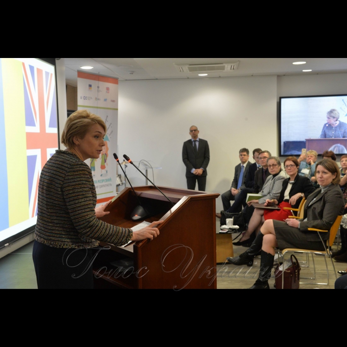 2 лютого 2018 посол Сполучених Штатів Америки Марі Йованович та Посол Великої Британії Джудіт Гоф разом з Міністром освіти і науки України Лілією Гриневич представили програму - першу в своєму роді ініціативу із інфо-медійної грамотності для середніх шкіл - «Вивчай та розрізняй (L2D)».
Ця програма фінансується посольствами США та Великої Британії в Україні. Реалізовувати програму буде IREX Ukraine (Рада міжнародних наукових досліджень та обмінів). Партнерами у здійсненні цієї програми також є Академія української преси та проект StopFake.