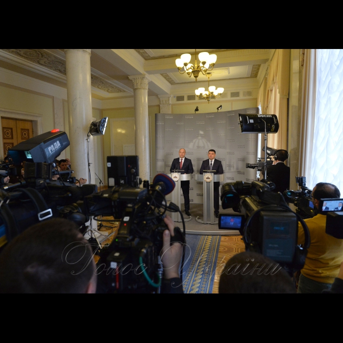 5 лютого 2018 спільний брифінг Голови Верховної Ради України Андрія Парубія і Прем'єр-міністра України Володимира Гройсмана.