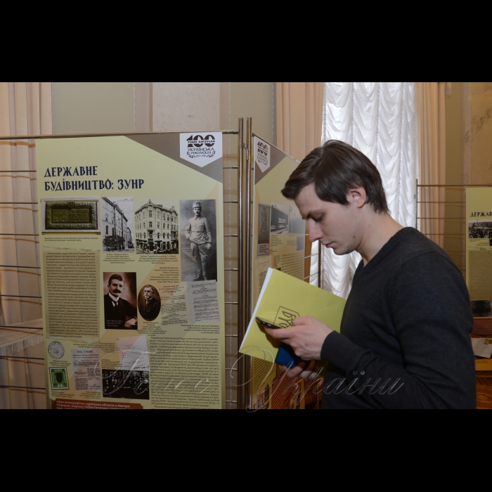 7 лютого 2018 фотоекспозиція у Верховній Раді України  «100 років боротьби. Українська революція 1917-1921» представляє основні періоди створення та становлення української державності. 
Експозиція проводиться Апаратом Верховної Ради України спільно з Українським інститутом національної пам’яті в рамках всеукраїнської інформаційної кампанії до 100-ліття Української революції 1917-1921 років. 