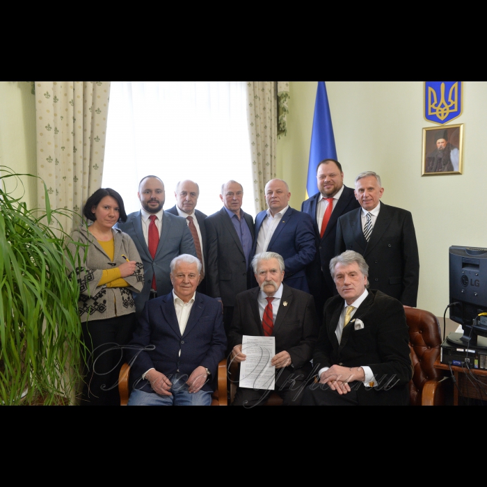 5 лютого 2018 УКРАЇНСЬКІЙ ДЕРЖАВІ - 1180 РОКІВ!!!
Засідання ініціативної групи з визначення історико-правової точки відліку Української державності.
Три Президенти України підтримали громадську ініціативу визначення Дня народження України. Робоча версія, з якої ми починаємо - це письмова згадка про 838 рік у Бертинських Анналах (830-850 рр.) Більш детально - в газеті 
