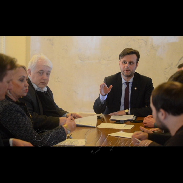 7 лютого 2018 Голова Комітету з питань промислової політики та підприємництва Віктор Галасюк (праворуч) та член Комітету Верховної Ради України з питань податкової та митної політики Олександр Кірш під час засідання комітету на якому було розглянуто зокрема Проект Закону України про франчайзинг.
