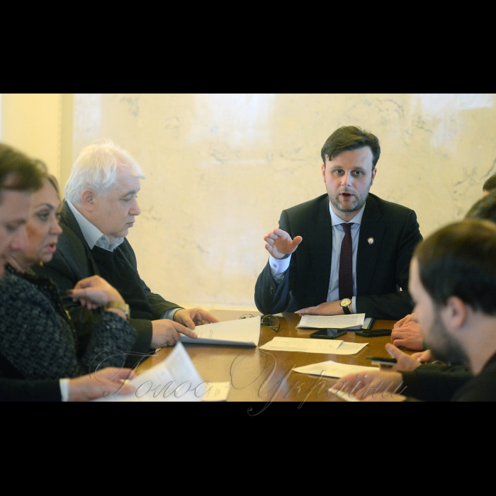7 лютого 2018 Голова Комітету з питань промислової політики та підприємництва Віктор Галасюк (праворуч) та член Комітету Верховної Ради України з питань податкової та митної політики Олександр Кірш під час засідання комітету на якому було розглянуто зокрема Проект Закону України про франчайзинг.