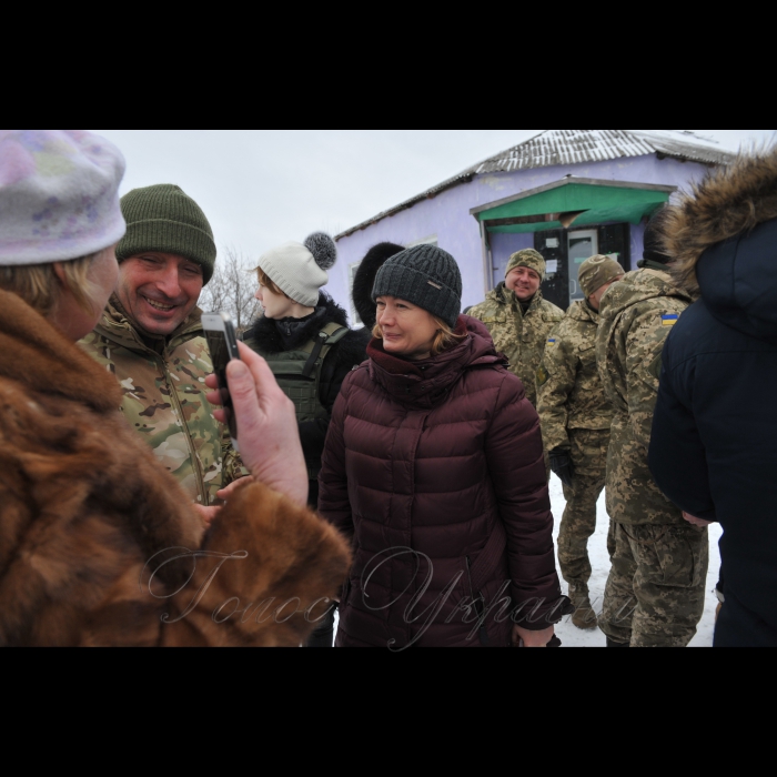 12 лютого 2018 поїздка в зону АТО разом з першим заступником Голови ВРУ Іриною Геращенко, заступником Голови Комітету ВРУ з питань євроінтеграції Марією Іоновою, заступником Міністра закордонних справ України Оленою Зеркаль, заступником керівника Головного департаменту зовнішньої політики та євроінтеграції АПУ Мариною Михайленко та Надзвичайним і Повноважним Послом Іспанії в Україні Сільвією Кортес Мартін.
У селі Катеринівка Ірина Геращенко спілкується з місцевими жителями, керівник Попаснянської ВЦА Сергій Шакун, заступник Міністра закордонних справ України Олена Зеркаль.