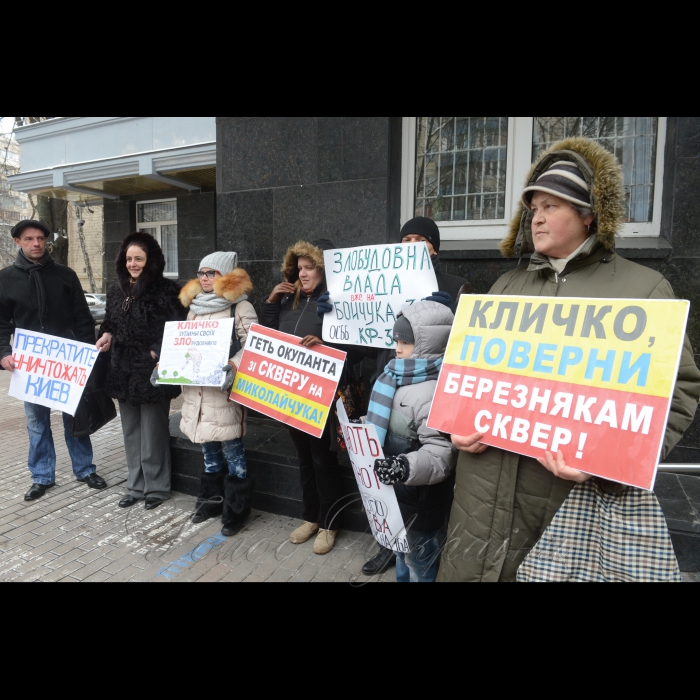 Пікетування Генеральної Прокуратури України громадянами проти багатьох забудов м. Києва. Активісти прийшли до Генерального прокурора України Юрія Луценка, щоб донести інформацію про дії забудовників по всьому місту і вимагали здійснення прокурорського реагування по відкритих кримінальних провадженнях, оскільки слідство затягується і злочинці залишаються безкарними. Організатор: ГО 