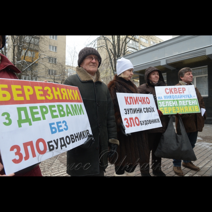 Пікетування Генеральної Прокуратури України громадянами проти багатьох забудов м. Києва. Активісти прийшли до Генерального прокурора України Юрія Луценка, щоб донести інформацію про дії забудовників по всьому місту і вимагали здійснення прокурорського реагування по відкритих кримінальних провадженнях, оскільки слідство затягується і злочинці залишаються безкарними. Організатор: ГО 