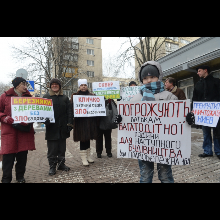 Пікетування Генеральної Прокуратури України громадянами проти багатьох забудов м. Києва. Активісти прийшли до Генерального прокурора України Юрія Луценка, щоб донести інформацію про дії забудовників по всьому місту і вимагали здійснення прокурорського реагування по відкритих кримінальних провадженнях, оскільки слідство затягується і злочинці залишаються безкарними. Організатор: ГО 