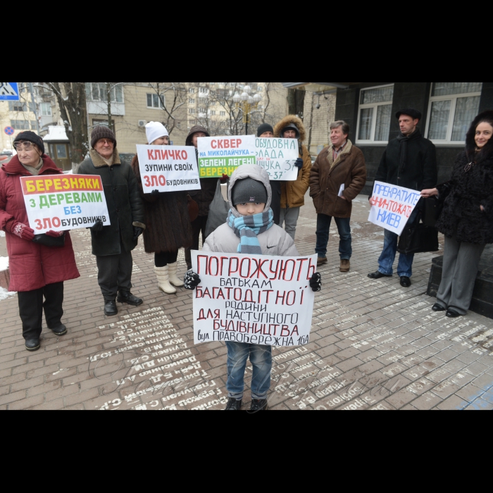 Пікетування Генеральної Прокуратури України громадянами проти багатьох забудов м. Києва. Активісти прийшли до Генерального прокурора України Юрія Луценка, щоб донести інформацію про дії забудовників по всьому місту і вимагали здійснення прокурорського реагування по відкритих кримінальних провадженнях, оскільки слідство затягується і злочинці залишаються безкарними. Організатор: ГО 