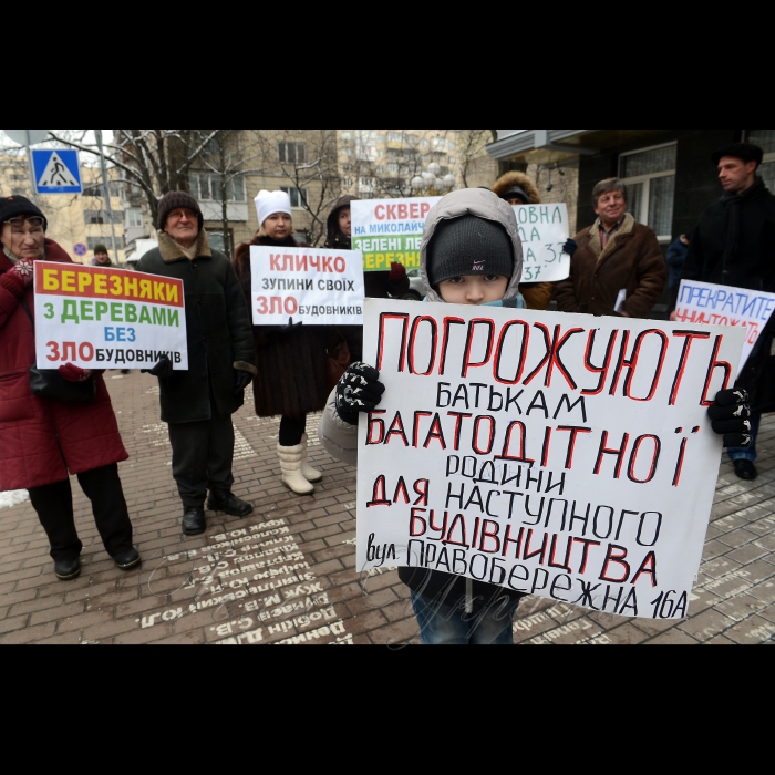 Пікетування Генеральної Прокуратури України громадянами проти багатьох забудов м. Києва. Активісти прийшли до Генерального прокурора України Юрія Луценка, щоб донести інформацію про дії забудовників по всьому місту і вимагали здійснення прокурорського реагування по відкритих кримінальних провадженнях, оскільки слідство затягується і злочинці залишаються безкарними. Організатор: ГО 