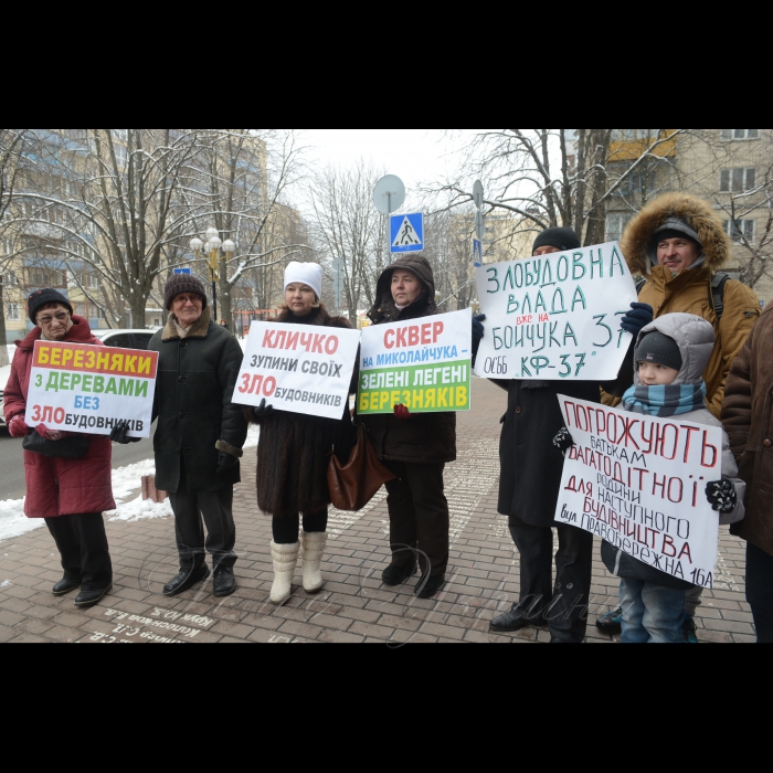 Пікетування Генеральної Прокуратури України громадянами проти багатьох забудов м. Києва. Активісти прийшли до Генерального прокурора України Юрія Луценка, щоб донести інформацію про дії забудовників по всьому місту і вимагали здійснення прокурорського реагування по відкритих кримінальних провадженнях, оскільки слідство затягується і злочинці залишаються безкарними. Організатор: ГО 