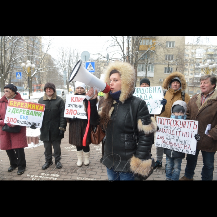 Пікетування Генеральної Прокуратури України громадянами проти багатьох забудов м. Києва. Активісти прийшли до Генерального прокурора України Юрія Луценка, щоб донести інформацію про дії забудовників по всьому місту і вимагали здійснення прокурорського реагування по відкритих кримінальних провадженнях, оскільки слідство затягується і злочинці залишаються безкарними. Організатор: ГО 