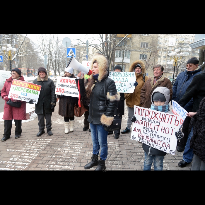 Пікетування Генеральної Прокуратури України громадянами проти багатьох забудов м. Києва. Активісти прийшли до Генерального прокурора України Юрія Луценка, щоб донести інформацію про дії забудовників по всьому місту і вимагали здійснення прокурорського реагування по відкритих кримінальних провадженнях, оскільки слідство затягується і злочинці залишаються безкарними. Організатор: ГО 