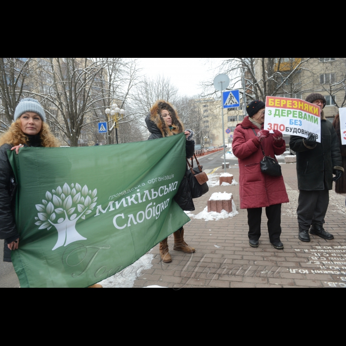 Пікетування Генеральної Прокуратури України громадянами проти багатьох забудов м. Києва. Активісти прийшли до Генерального прокурора України Юрія Луценка, щоб донести інформацію про дії забудовників по всьому місту і вимагали здійснення прокурорського реагування по відкритих кримінальних провадженнях, оскільки слідство затягується і злочинці залишаються безкарними. Організатор: ГО 